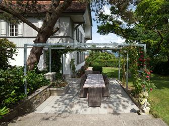 Terasa s přírodními kamennými deskami z šedého pískovce v přírodní zahradě