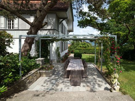 Terasa s přírodními kamennými deskami z šedého pískovce v přírodní zahradě