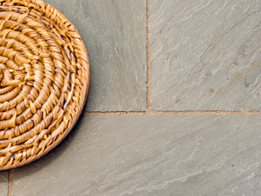 Podnos a sklenice na deskách z šedého pískovce Kandla Grey shora