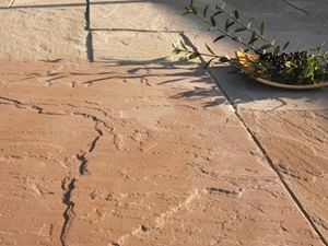 Pískovcové desky Modak s ozdobnou miskou, bobulemi a větvičkami