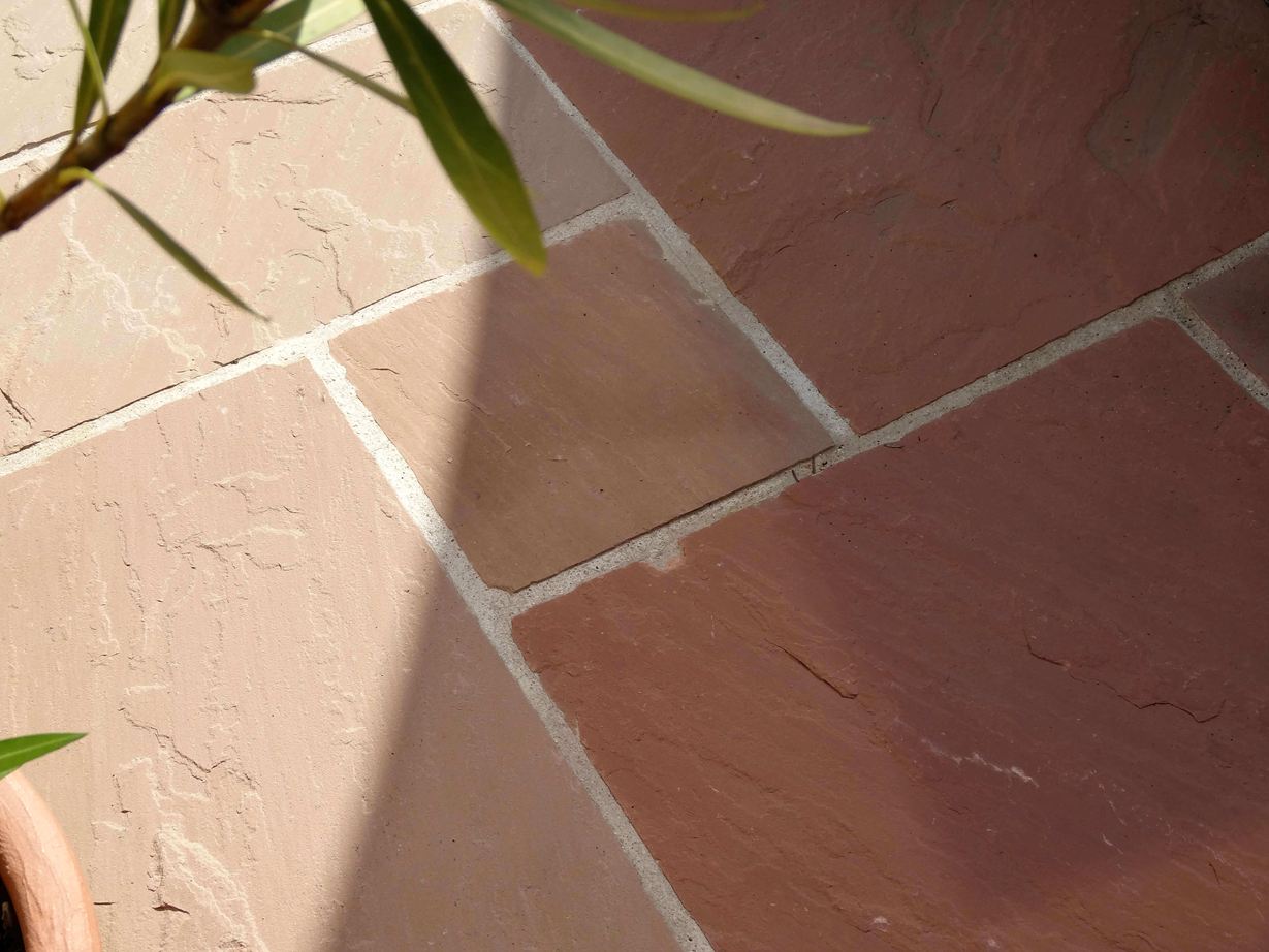 Pískovcové desky z Modaku, terasa, detailní záběr