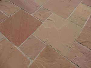 Červenavé desky z Modaku kladené do římské vazby