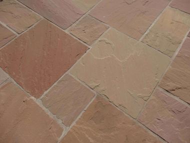 Červenavé desky z Modaku kladené do římské vazby