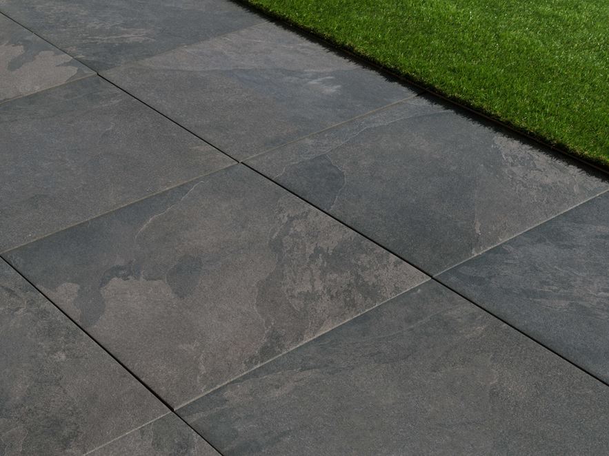 Terasová dlažba Alpine Black a trávník