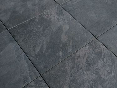 Detailní záběr na tmavé panely s břidlicovým efektem Alpine Black