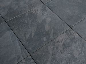 Detailní záběr na tmavé panely s břidlicovým efektem Alpine Black