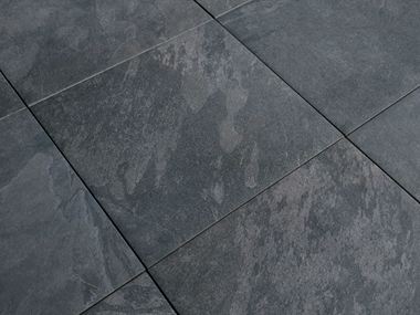 Detailní záběr na tmavé panely s břidlicovým efektem Alpine Black