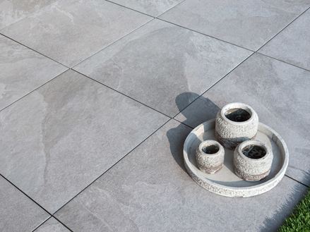 Světle šedá porcelánová kameninová dlažba Alpine Grey s dekorem