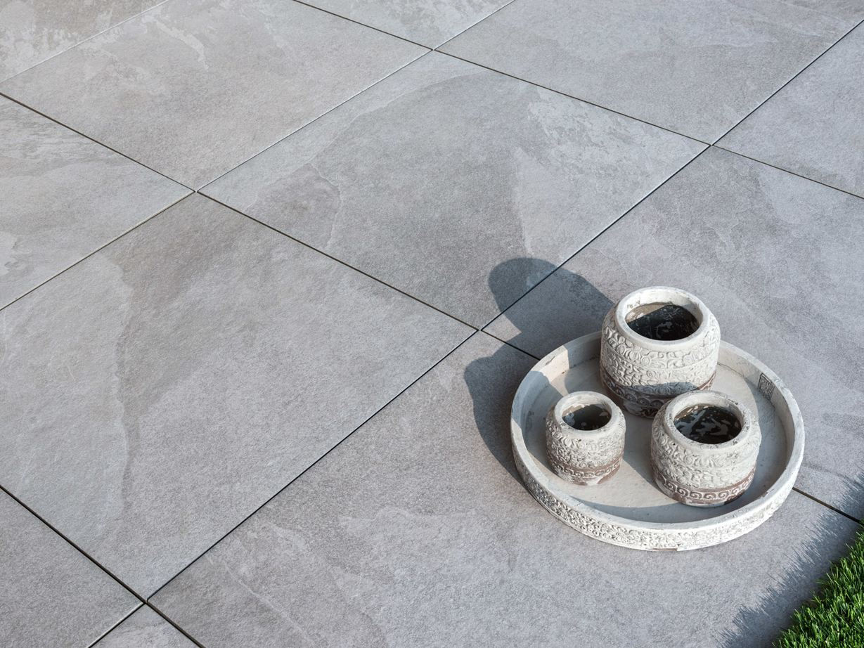 Světle šedá porcelánová kameninová dlažba Alpine Grey s dekorem