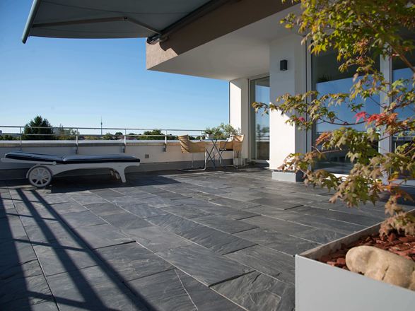 Střešní terasa s Black Rustic