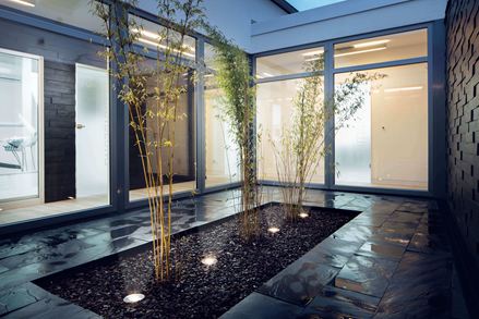 Vnitřní nádvoří s Black Rustic