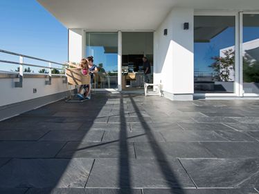 Lidé na břidlicové střešní terase