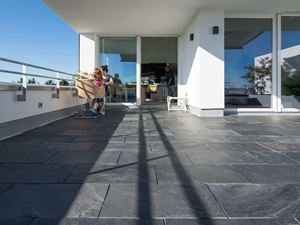 Lidé na břidlicové střešní terase