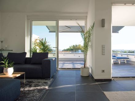 Přechod z obývacího pokoje na terasu s břidlicí