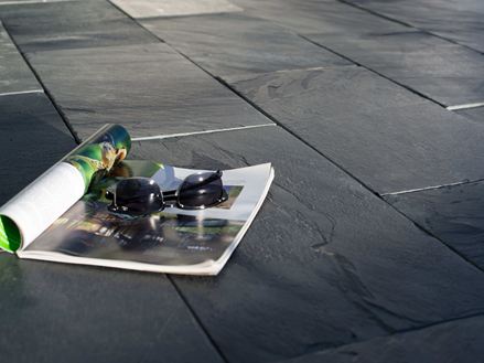 Časopis a sluneční brýle na tabulích na slunci