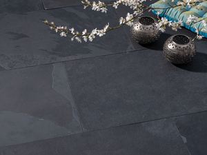 Břidlicové desky Mustang v černé barvě s polštářem, lucernou a květinami