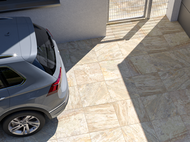 Terasa s křemencovými deskami Bern 3 cm s autem a terasovými dveřmi