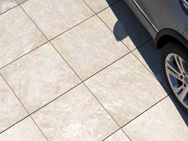 Pohled shora na 3cm dlaždice s kamenným efektem Classic Beige s výpustí do auta