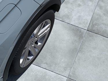 Pohled shora na 3cm betonové panely Ombra s řezem pro auta