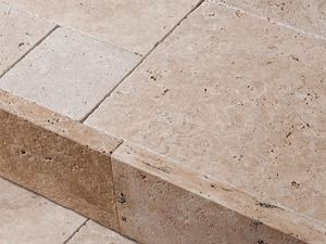 Béžovo-hnědé starožitné travertinové hrany s kartáčovaným povrchem