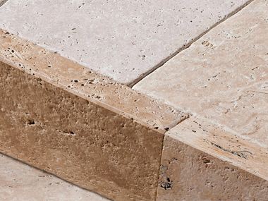 Detailní záběr na travertinový okraj kamenného média Medium s kartáčovaným povrchem