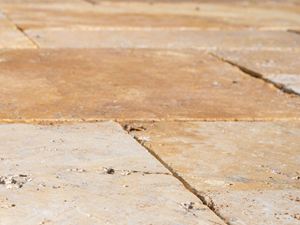 Detail travertinových desek Gold ve venkovním prostoru z pohledu žáby