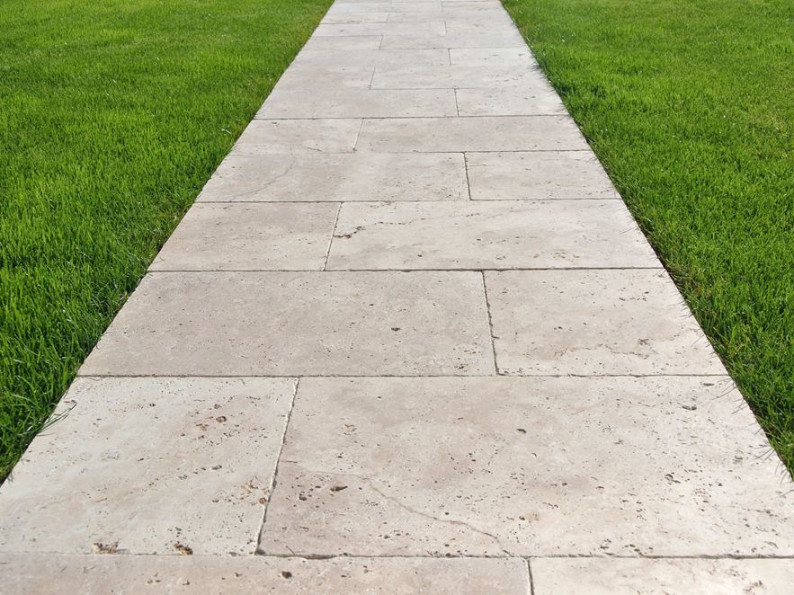 Chodník z travertinových desek na trávníku