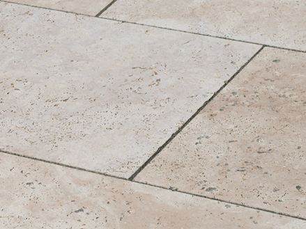 Detail travertinových desek Medium Line s tmavou spárou