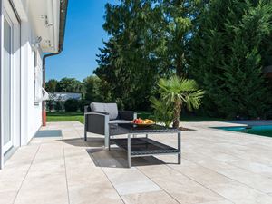 Ratanový nábytek na elegantní travertinové terase