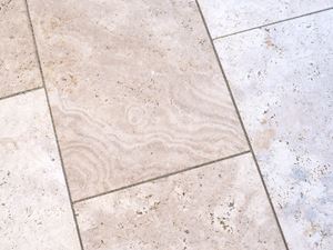 Detailní záběr travertinových desek pro venkovní použití v jemné béžové barvě