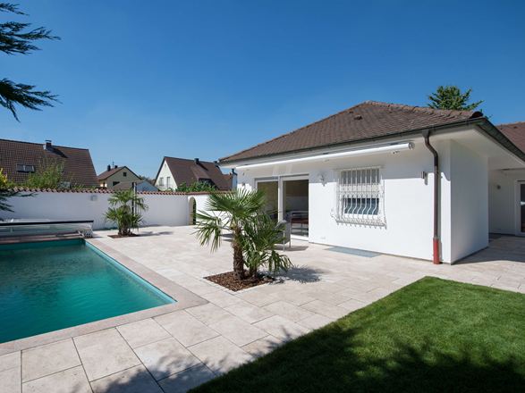 Travertinové desky vykouzlí středomořskou atmosféru. Dům a terasa s travertinovými deskami Medium Line