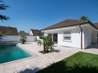 Dům a terasa s travertinovými deskami Medium Line