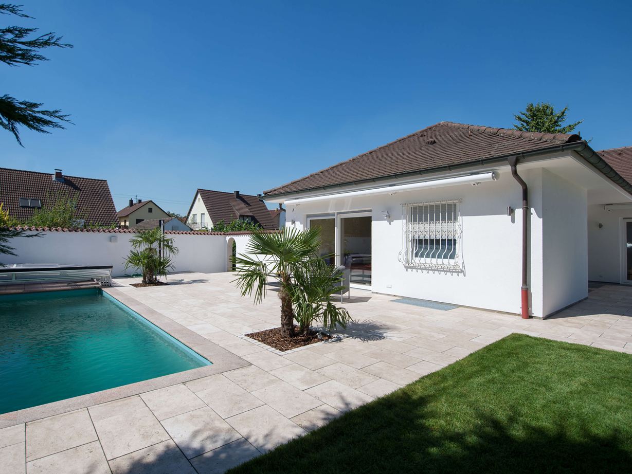 Travertinové desky vykouzlí středomořskou atmosféru. Dům a terasa s travertinovými deskami Medium Line