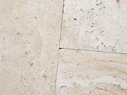 Detailní záběr světlých travertinových desek Medium Select