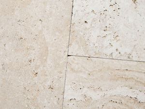 Detailní záběr světlých travertinových desek Medium Select