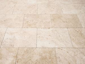 Podlaha z přírodního kamene položená z travertinu v jemné béžové barvě