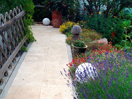 Zahradní cesta s dřevěným plotem a divokým záhonem z travertinu Medium Select