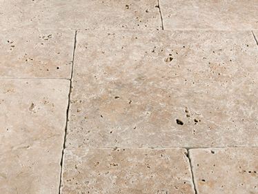 Detailní záběr béžových travertinových desek Medium