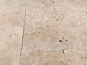 Detailní záběr béžových travertinových desek Medium