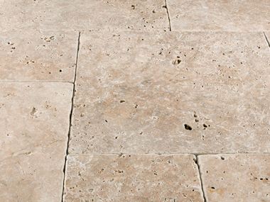 Detailní záběr béžových travertinových desek Medium