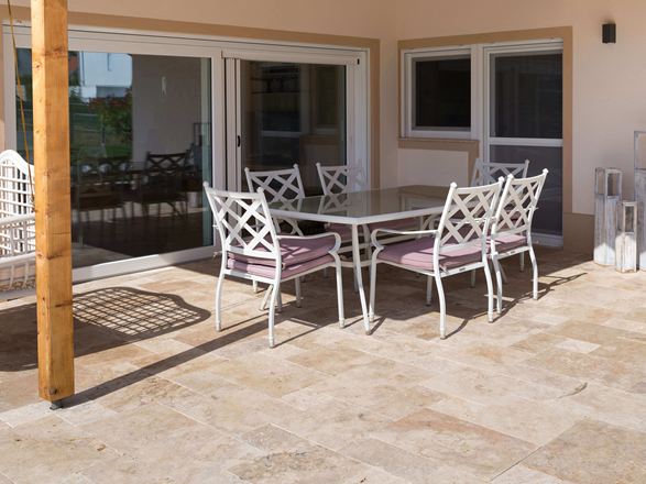 Travertinová terasa s bílým nábytkem