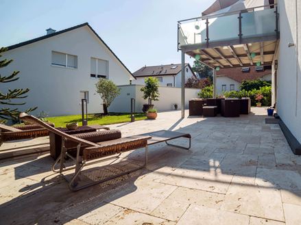 Slunná terasa se dvěma lehátky a podlahou z travertinu Medium