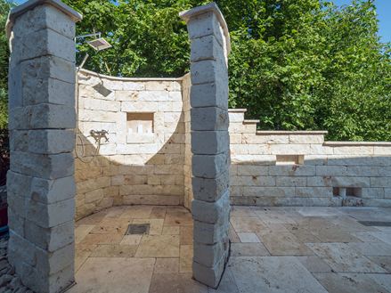 Sprchový kout z přírodního kamene ve venkovním prostoru