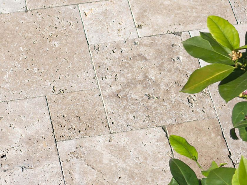 Travertinová deska Medium Close-up s rostlinami