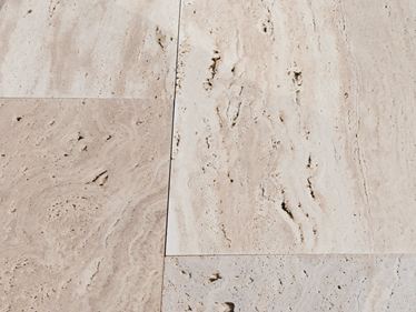 Detailní záběr travertinových desek Natura se vzhledem dřeva