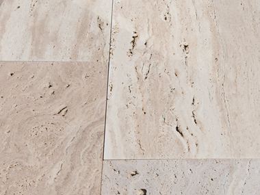 Detailní záběr travertinových desek Natura se vzhledem dřeva