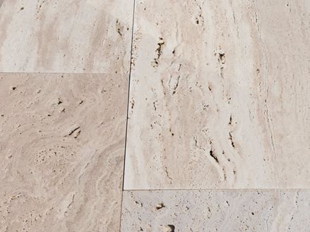 Detailní záběr travertinových desek Natura se vzhledem dřeva