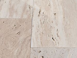 Detailní záběr travertinových desek Natura se vzhledem dřeva