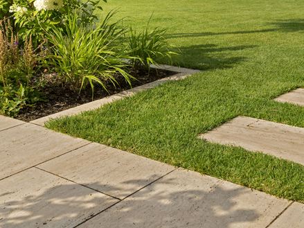 Travertinové desky Natura s obrubou a nášlapnými kameny