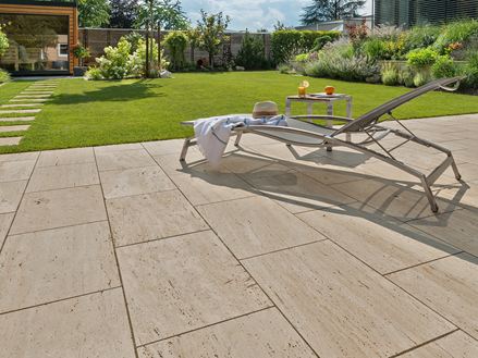 Travertinové desky Natura s lehátkem